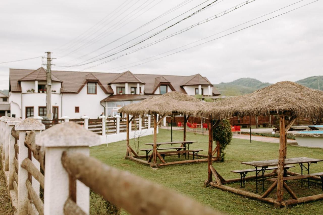 Casa Tomsa Bed & Breakfast Rozavlea Екстериор снимка
